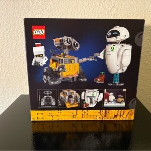 Disney and Pixar Wall-E and Eve Lego Set (Mint-Condition and Unopened)